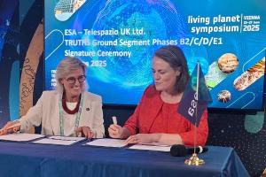 TRUTHS-signing-Sarah-Macken-Simonetta-Cheli-LPS25_960640